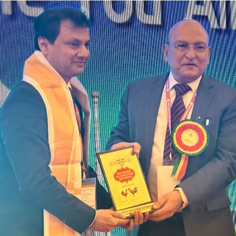 Shri Tarun Shridhar felicitates Shri. Uday Singh Bayas, President, IPEMA